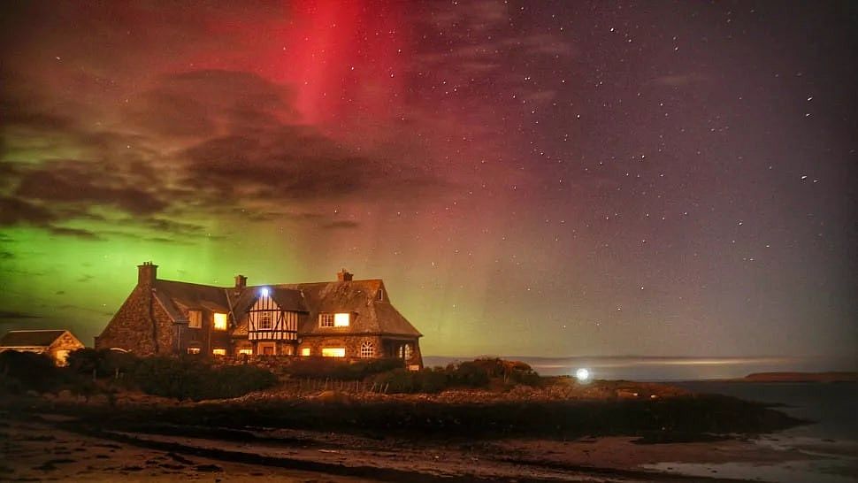 Auroras impressionantes se formam nos céus do Reino Unido, onde eventos assim são raros