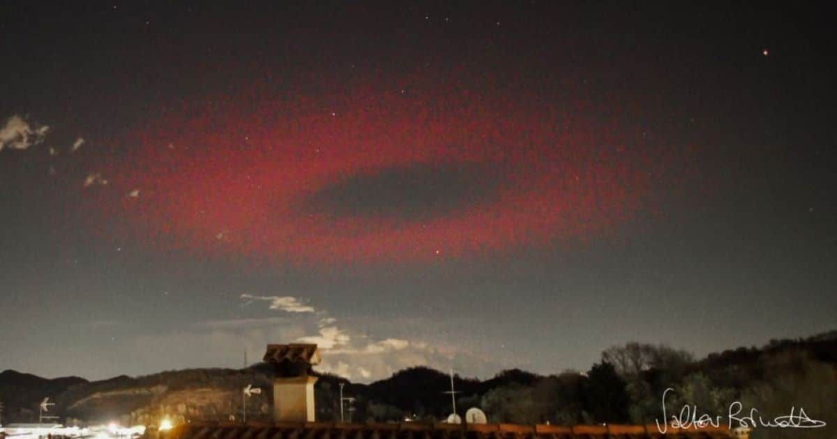 Estranho anel vermelho gigante pisca no céu da Itália