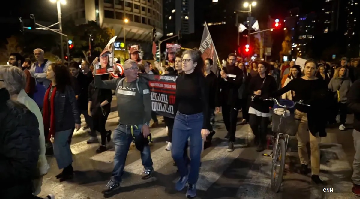 Manifestantes protestam em Tel Aviv após reféns serem mortos por engano