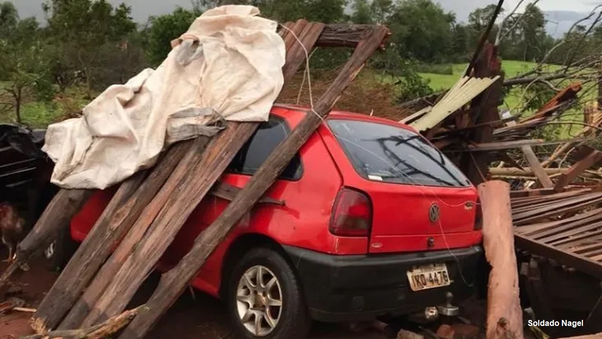 Com ventos de mais de 120 km/h, ciclone afeta RS e SC, deixa morto e mais de 250 mil sem energia elétrica