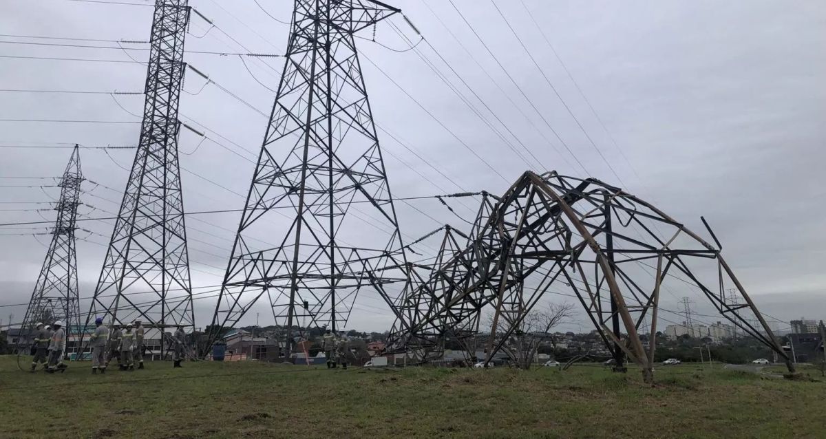 Vento pode ter atingido até 150 km/h na Grande Porto Alegre