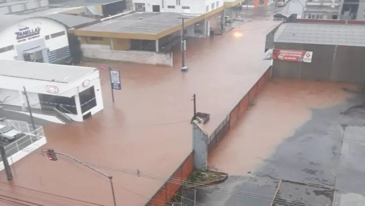 Chuva supera 300 mm, rios sobem e cidades alagam em SC e PR