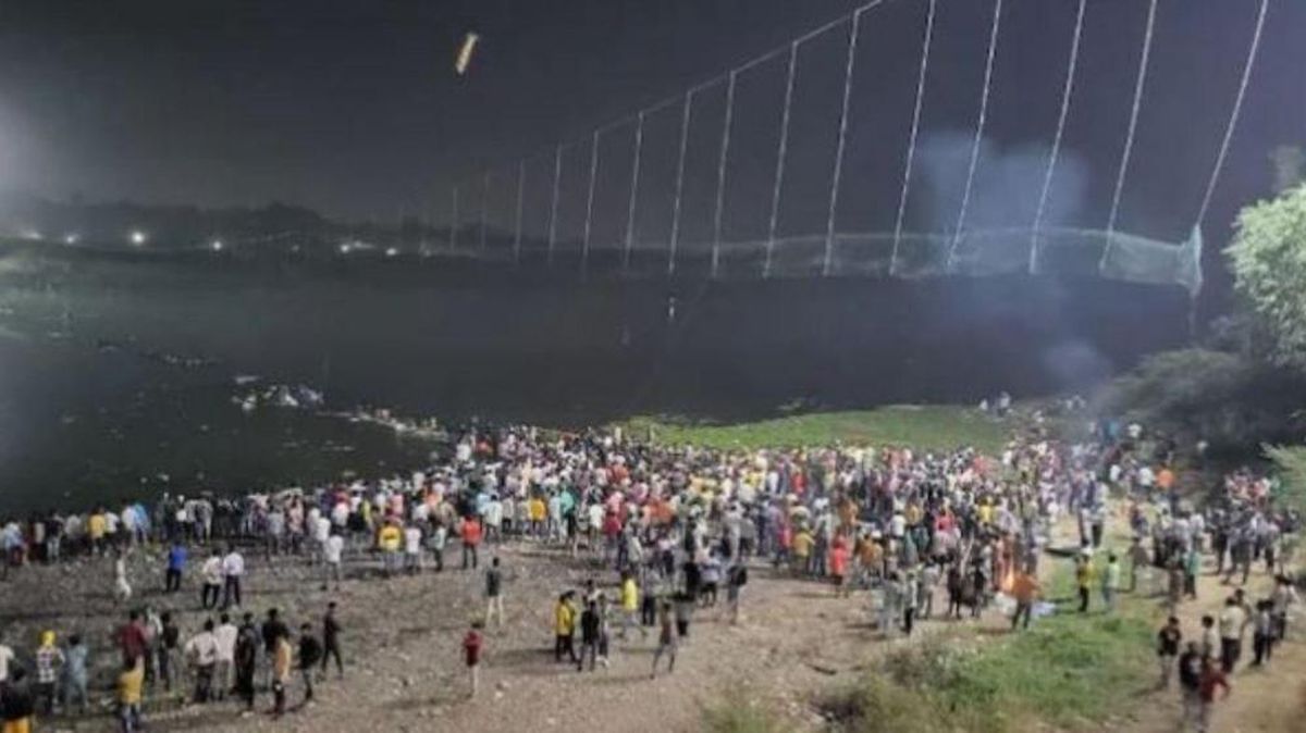 Ponte colapsa na Índia e pelo menos 80 pessoas morreram, centenas podem ter caído ao rio