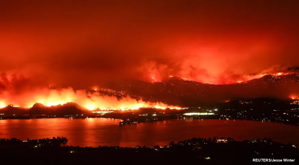 Incêndio florestal no Canadá foge do controle e cruza fronteira dos EUA